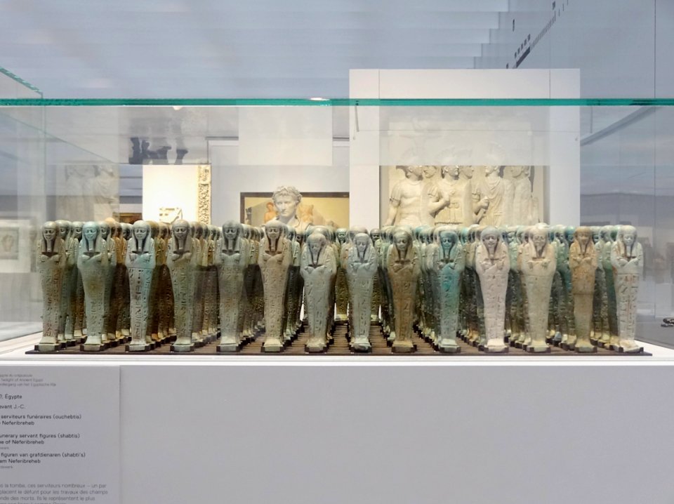 La Galerie du temps du Louvre Lens vue à travers ses vitri…