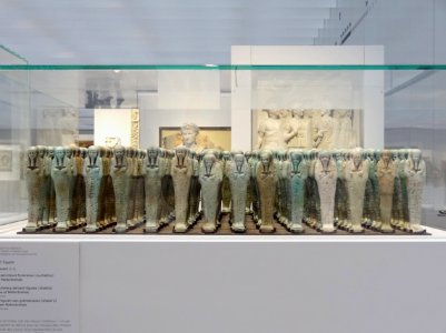 La Galerie du temps du Louvre Lens vue à travers ses vitri…