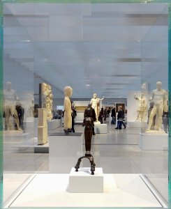 La Galerie du temps du Louvre Lens vue à travers ses vitri…