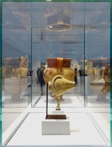 La Galerie du temps du Louvre Lens vue à travers ses vitri…
