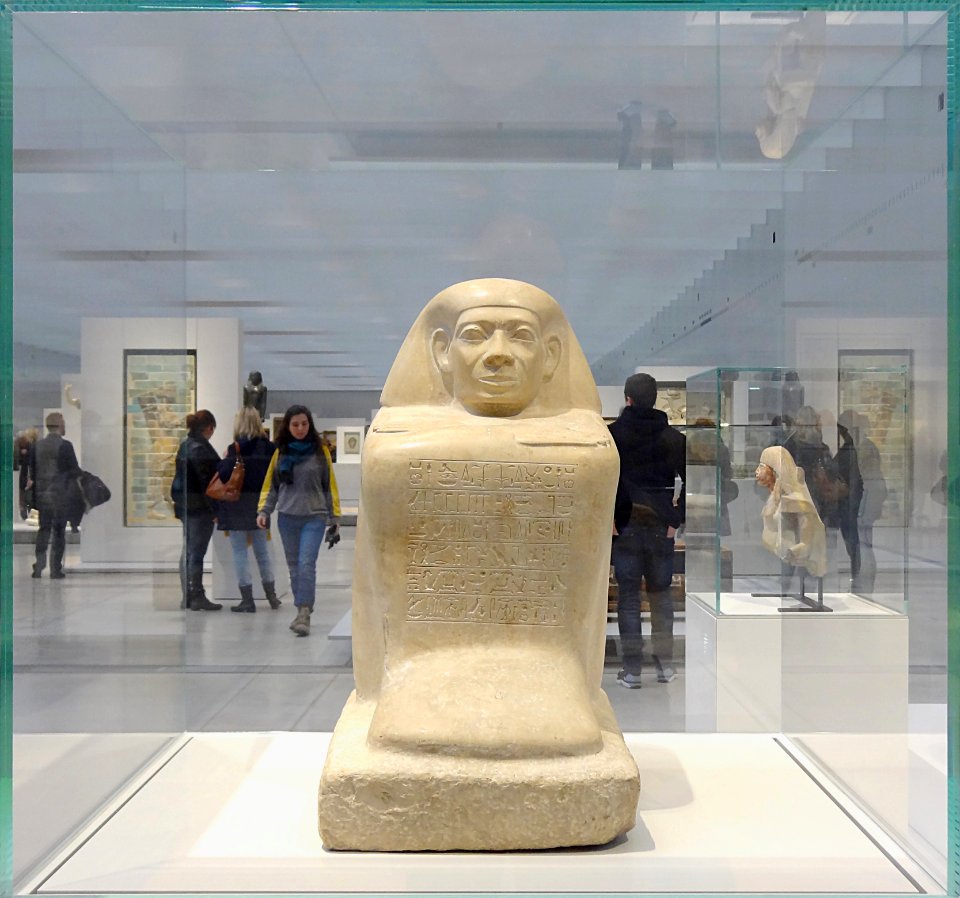 La Galerie du temps du Louvre Lens vue à travers ses vitri…