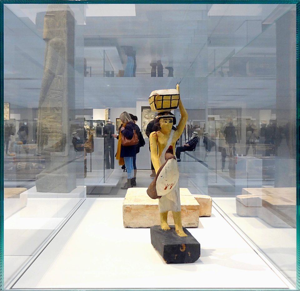 La Galerie du temps du Louvre Lens vue à travers ses vitri…