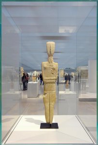 La Galerie du temps du Louvre Lens vue à travers ses vitri…