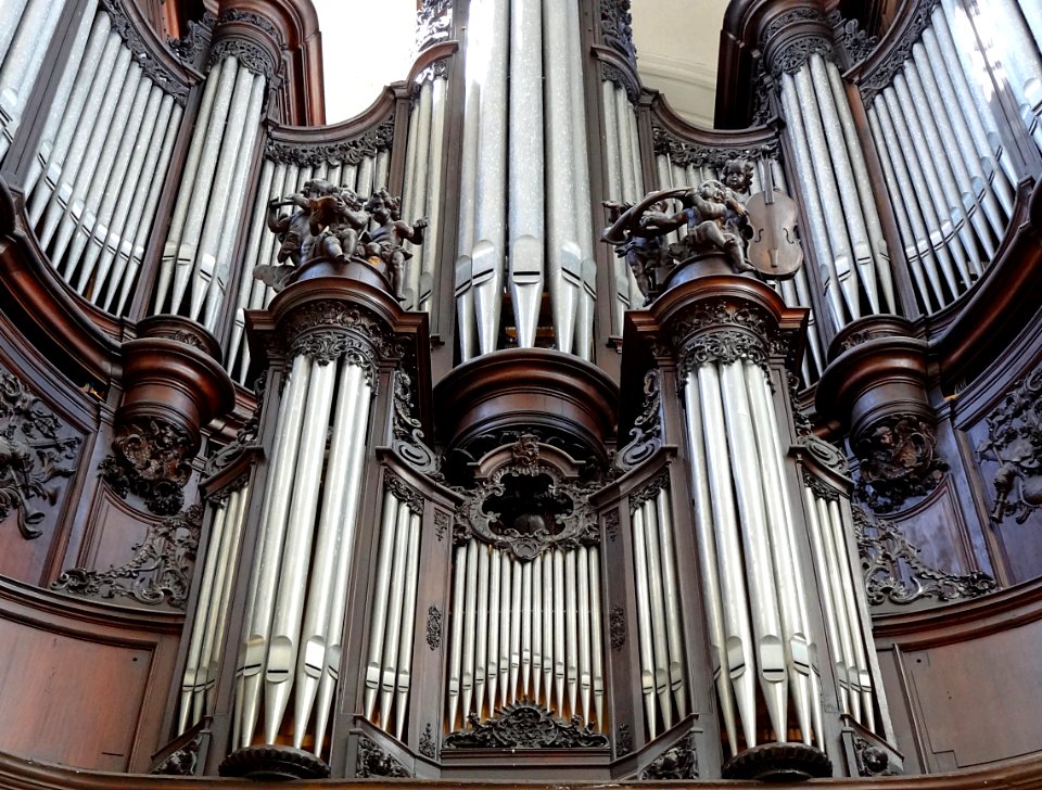 Une vue du grand orgue de la collégiale Saint-Pierre de Do…