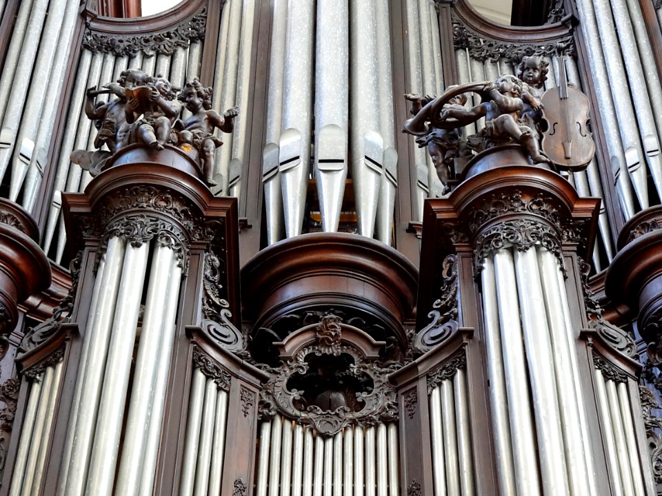 Un détail du grand orgue de la collégiale Saint-Pierre de …