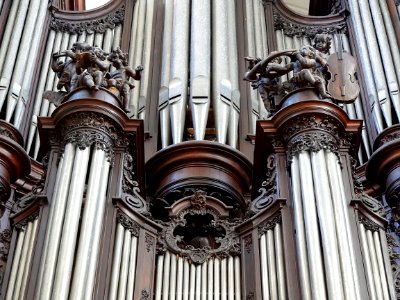 Un détail du grand orgue de la collégiale Saint-Pierre de …