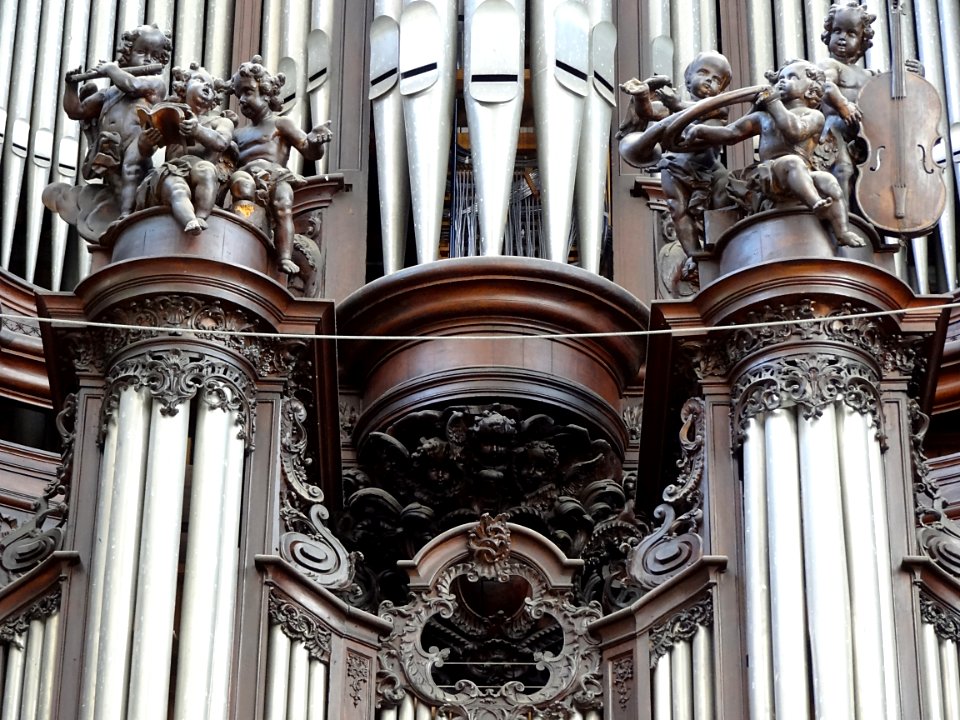 Un détail du grand orgue de la collégiale Saint-Pierre de …