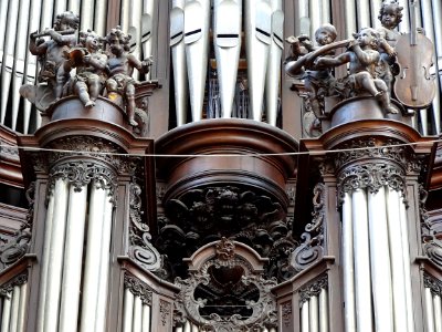 Un détail du grand orgue de la collégiale Saint-Pierre de …