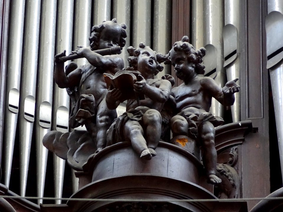 Un détail du grand orgue de la collégiale Saint-Pierre de …