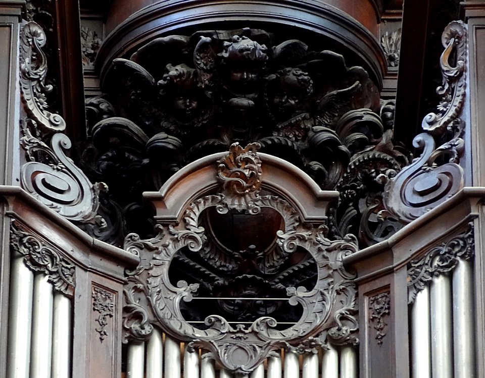 Un détail du grand orgue de la collégiale Saint-Pierre de …
