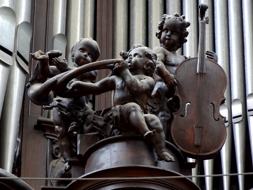 Un détail du grand orgue de la collégiale Saint-Pierre de …