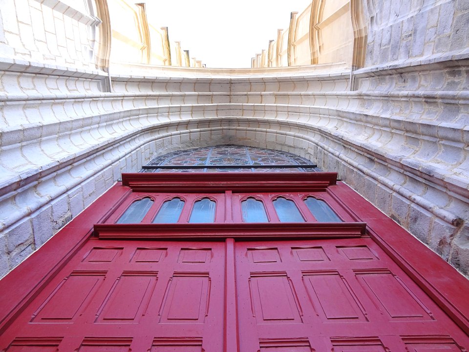 Une vue en contre-plongée de la tour carrée de la collégia…