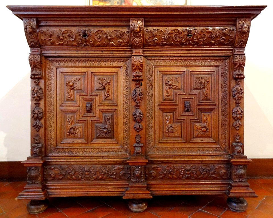 Buffet exposé au musée de la Chartreuse, à Douai.