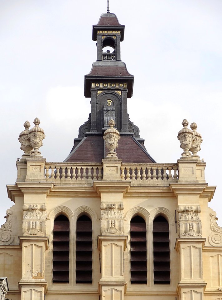 Une vue du sommet de la tour carrée de la collégiale Saint…