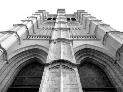 Une vue en contre-plongée de la tour carrée de la collégia…