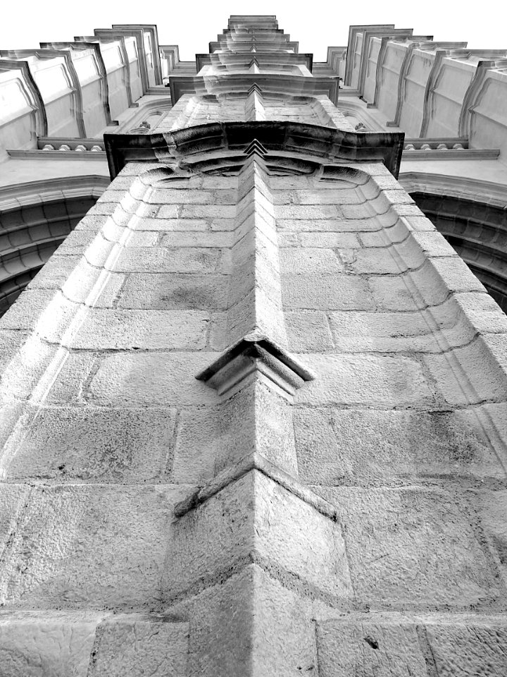 Une vue en contre-plongée de la tour carrée de la collégia…
