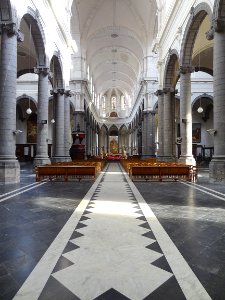 Une vue de la nef de la collégiale Saint-Pierre de Douai.