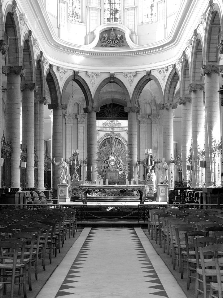 Une vue du choeur de la collégiale Saint-Pierre de Douai.