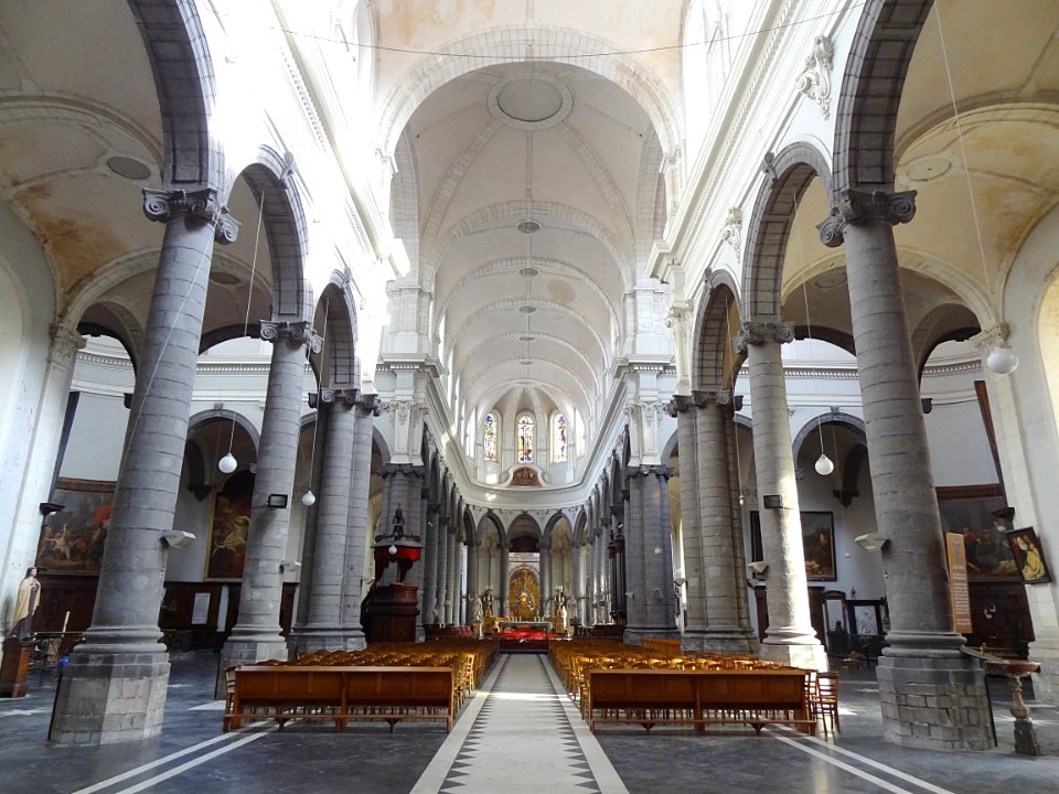 Une vue de la nef et du transept de la collégiale Saint-Pi…
