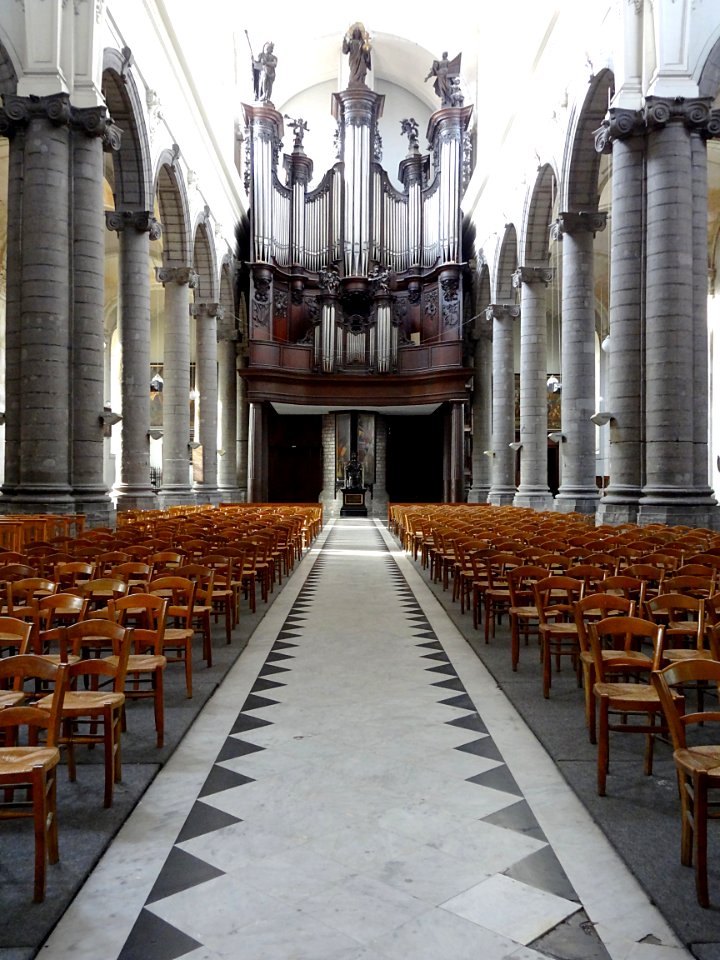 Une vue de la nef et du grand orgue de la collégiale Saint…