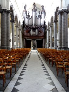 Une vue de la nef et du grand orgue de la collégiale Saint…