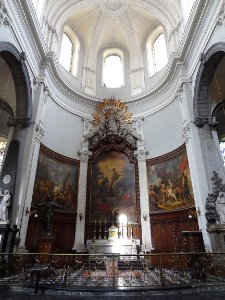 Vue d'une chapelle du transept de la collégiale Saint-Pier…