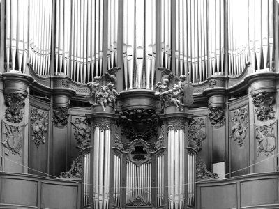 Un détail du grand orgue de la collégiale Saint-Pierre de …