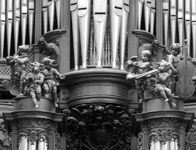 Un détail du grand orgue de la collégiale Saint-Pierre de …