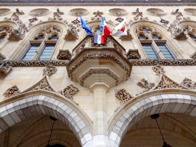 Le centre de la façade de l'hôtel de ville d'Arras.