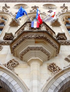 Le centre de la façade de l'hôtel de ville d'Arras.