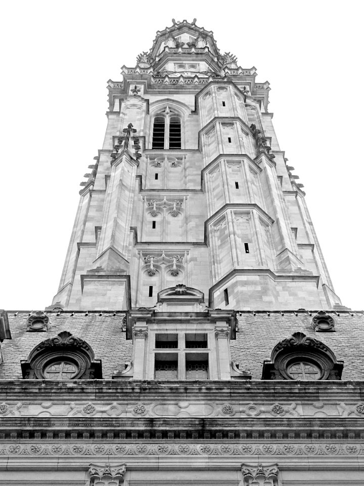 Le beffroi de l'hôtel de ville d'Arras vu depuis la cour.