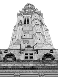 Le beffroi de l'hôtel de ville d'Arras vu depuis la cour.