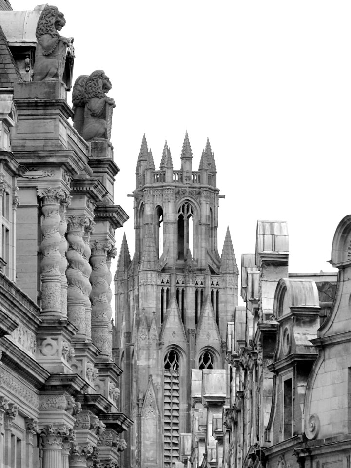 Le clocher de l'église Saint-Jean-Baptiste d'Arras vu entr…