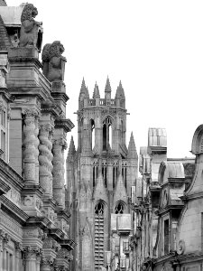 Le clocher de l'église Saint-Jean-Baptiste d'Arras vu entr…