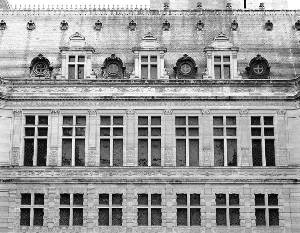 Une façade sur cour de l'hôtel de ville d'Arras.