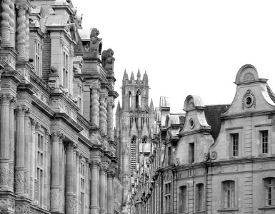 Le clocher de l'église Saint-Jean-Baptiste d'Arras vu entr…