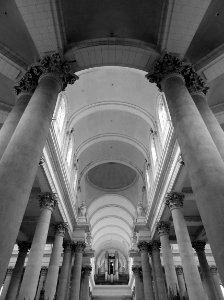 Une vue des colonnes et des voûtes de la nef de la cathédr…