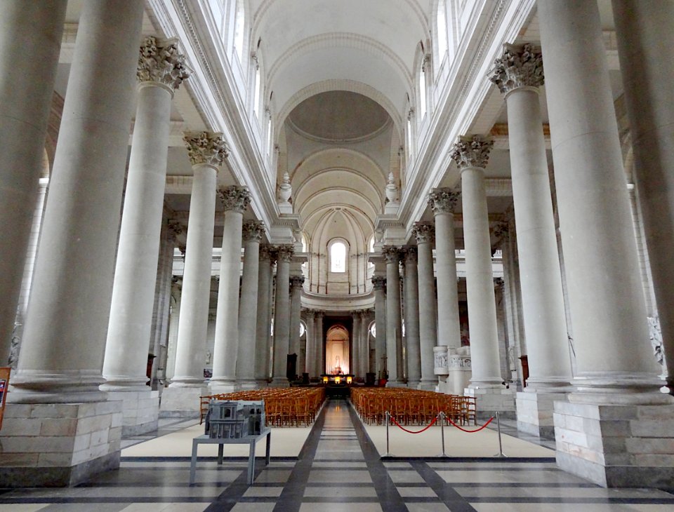 Une vue de la nef de la cathédrale Notre-Dame-et-Saint-Vaa…