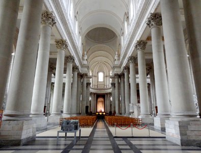 Une vue de la nef de la cathédrale Notre-Dame-et-Saint-Vaa…