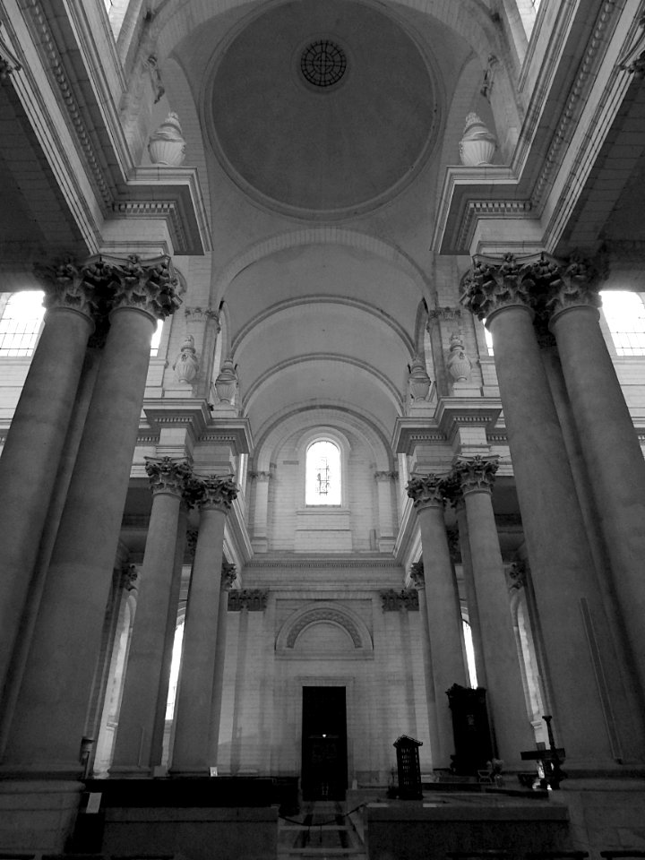 Une vue du transept de la cathédrale Notre-Dame-et-Saint-V…