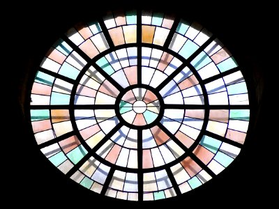 Un oeil-de-boeuf de la cathédrale Notre-Dame-et-Saint-Vaas…