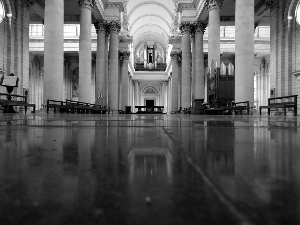 Une vue, depuis le ras du sol, de la nef et du transept de…