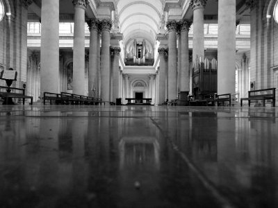 Une vue, depuis le ras du sol, de la nef et du transept de…
