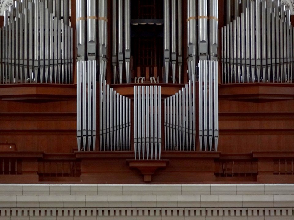 Une vue, depuis la chapelle de l’abside, du grand orgue de…