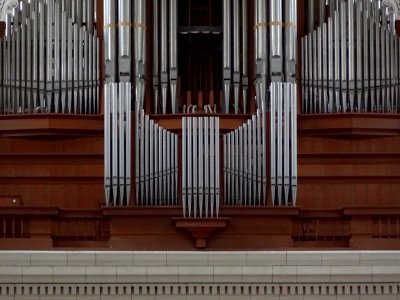 Une vue, depuis la chapelle de l’abside, du grand orgue de…