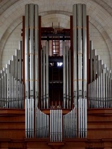 Une vue, depuis la chapelle de l’abside, du grand orgue de…