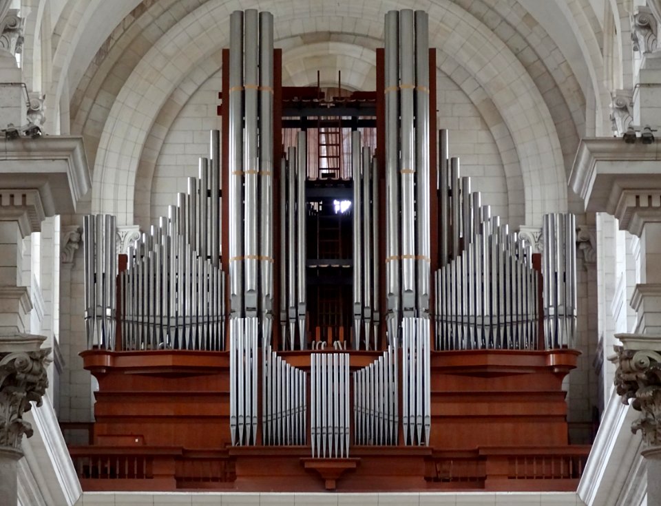 Une vue, depuis la chapelle de l’abside, du grand orgue de…