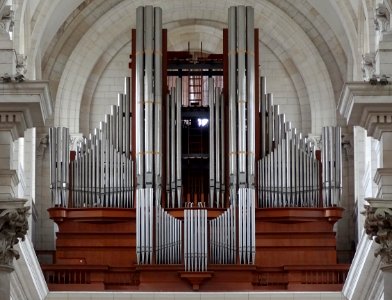 Une vue, depuis la chapelle de l’abside, du grand orgue de…
