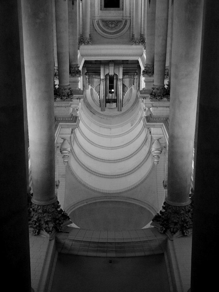Vu dans le miroir installé dans la chapelle de l’abside po…