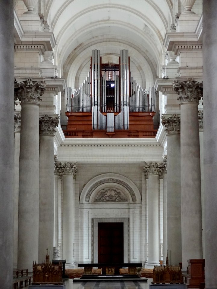 Le grand orgue et la porte principale de la cathédrale Not…